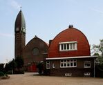 Kerktoren, kerkdak en dak van de pastorie: allen met spitsboogvormen.
              <br/>
              Richard Keijzer, 2009-04-17